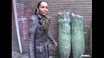 Preview 1 of Open Blue Flim Xx - &quot_HINDOESTAANSE ALICIA LAAT ZICH NEUKEN DOOR EEN KERSTBOOMVERKOPER