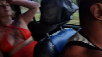 Preview 3 of Aisha Kohat - Fudendo a morena e a loira no pelo dentro do carro em movimento.