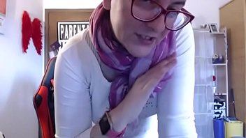 Preview 1 of The Habib Show Sex Videos - Piedi sporchi e sudati dopo una sessione in palestra con queste scarpe rotte e sporche