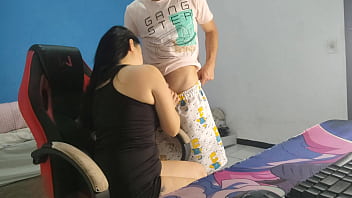 Preview 3 of Nicolete Brazzers - Esposa gostosa recebe o vizinho t&eacute_cnico de PC com uma roupa bem provocante e deixa ele foder at&eacute_ o cuzinho!