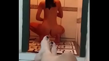 Preview 1 of Porn Xnxx Hd Com - Casal de L&eacute_sbicas vendo uma tomar banho e se masturbando