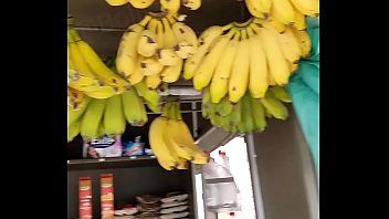 Preview 1 of Babes Xxx Hubs - Mimi comprando bananas em quiosque pra enfiar elas nos seus butaquinhos e fazert squirt