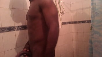 Preview 2 of Norwayn Chunny - negro rico  desnudo ba&ntilde_andose
