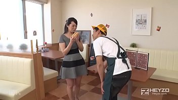 Preview 2 of Sexy Hidi - 都内に美味しいホットドッグ屋さんがあるときいてリポートしにやってきた水谷唯リポーター。 1