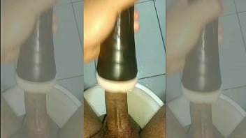 Preview 2 of Paki Self - Me masturbei e gozei usando o meu brinquedo flashlight (cu)