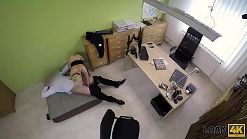Preview 1 of Cartoon Bfxxx - LOAN4K. Der Kreditagent ist in seine junge Klientin verknallt und benutzt sie