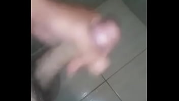 Preview 3 of Dog Danki Sex Grils - Novinho gozando muito no banheiro