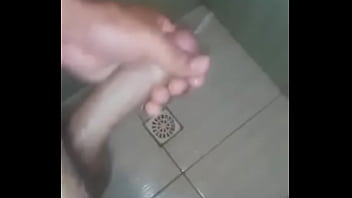 Preview 4 of Dog Danki Sex Grils - Novinho gozando muito no banheiro