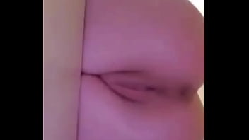 Preview 2 of Bouquet Blue Dragon Porno Anal - Chica blanca de hermoso culo y vagina se graba en ba&ntilde_era desde abajo