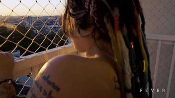 Preview 1 of Sexe Anemal - Morena se masturba na sacada de casa pra todo mundo ver - FEVER (EMI RIPPI)