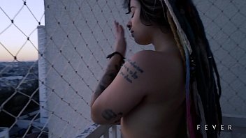 Preview 4 of Sexe Anemal - Morena se masturba na sacada de casa pra todo mundo ver - FEVER (EMI RIPPI)