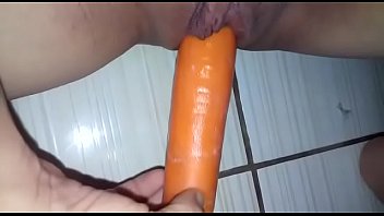 Preview 3 of Sunny Leone Xxxxx Vadeo Downlod - Casada brincando com cenoura