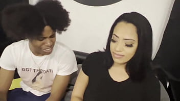 Preview 1 of Mujer Gorditas Xxx - thick brazilian mami signs to lil d pt 1
