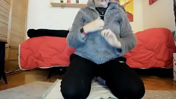 Preview 1 of Chaturbate Racel Damianx - Una grande pisciata sul tappeto sogno di sentire la tua lingua sotto la mia grande figa