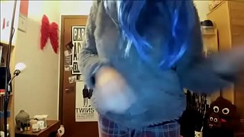 Preview 1 of My Girl Friend Fucks My Friend - La tua che gioca ai videogiochi scoreggia come non mai