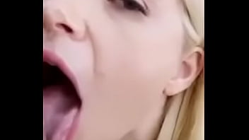 Preview 3 of Hot Desi Indian Boob - Loira fazendo chupeta