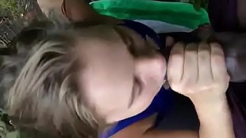 Preview 1 of Sunyy Lenoy Xxx - Loira chupando rola do neg&atilde_o no mato