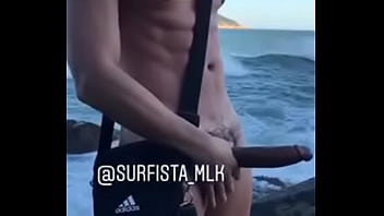 Preview 2 of Sister Playing Game Got Fuck - Mlk Surfista cheio de tes&atilde_o tocando uma punheta na praia pra aliviar o saco pesado cheio de leitinho