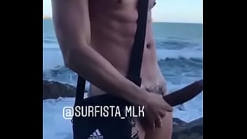 Preview 3 of Sister Playing Game Got Fuck - Mlk Surfista cheio de tes&atilde_o tocando uma punheta na praia pra aliviar o saco pesado cheio de leitinho