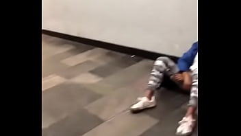 Preview 4 of Bbwafrikan - Chacal se la saca en el Metro