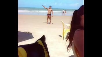 Preview 2 of Exibition Pussy On Beach - Macho gostoso desfilando na praia