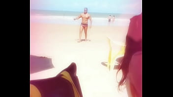 Preview 3 of Exibition Pussy On Beach - Macho gostoso desfilando na praia