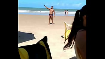 Preview 1 of Exibition Pussy On Beach - Macho gostoso desfilando na praia