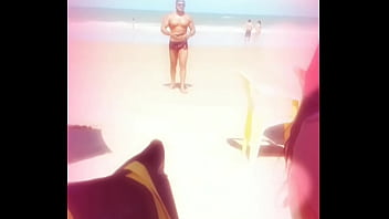 Preview 4 of Exibition Pussy On Beach - Macho gostoso desfilando na praia