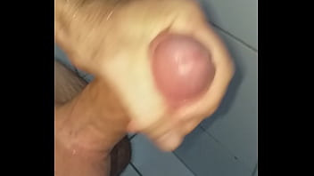 Preview 2 of Eimkfwaro - Uma punheta bem gostosa