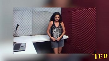 Preview 1 of Selepang Sax - Levei a faxineira para a cabine de radio e comi o c&uacute_ dela - Michelle Nogueira