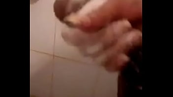 Preview 3 of Sex Uzma - Masturbandome en el ba&ntilde_o