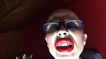 Preview 3 of Xemale Interracial - LA BATTONA / LEZIONE DI POMPINI SISSY TRAINING / PADRONA CLAUDIA / MISTRESS CLAUDIA