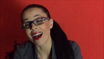Preview 1 of Xemale Interracial - LA BATTONA / LEZIONE DI POMPINI SISSY TRAINING / PADRONA CLAUDIA / MISTRESS CLAUDIA