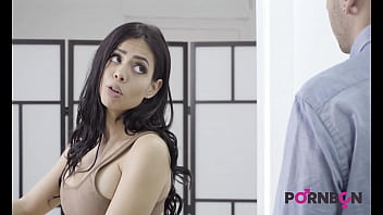 Preview 2 of Hardcore Shemales - 4K La bella latina Canela Skin quiere que el tasador Kevin White le folle el culo y ella se corre a chorros