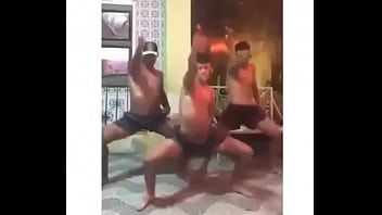 Preview 2 of Tamil Anty Six Video - Chicos bailando en short