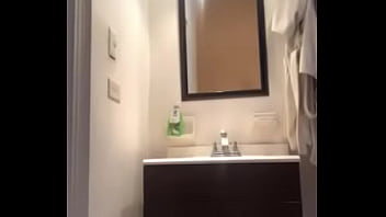 Preview 1 of Sunny Leone New Saxi Video - Mi novia me grabo meando antes de mamarme la Verga