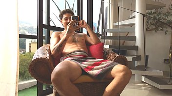 Preview 1 of Negro Pijudo Se Masturba - Chirstopher e Lunna Vaz fudendo na sala de janela aberta  COMPLETO