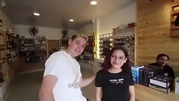 Preview 1 of Red Maxy - Joven youtuber celebra sus 100k teniendo un rato divertido en una tienda con su chica | elrojo