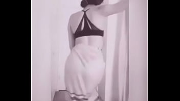 Preview 1 of Bra Removing Girls - Bailando en tanga
