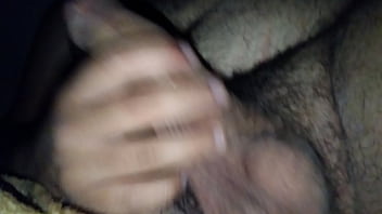 Preview 1 of Two Girs One One Boy - Gordinho roludo batendo uma