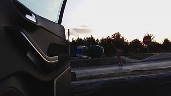 Preview 4 of Ridiculous Anal Fuck - pute s exhibe sur parking routier