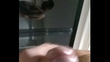 Preview 2 of Wwwxxx Doll - Mgrand&atilde_o punhetando no corredor do hotel 7