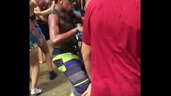Preview 4 of Kopek Pornosu Izle - VAI TOMAR NO CU ,  QUE CACHORRADA DA MIZERA - Nativos Open Air