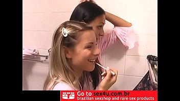 Preview 1 of Ottumwa Squirt - Jovens Nicky Reed e Patricia dividem um jovem negro bem dotado