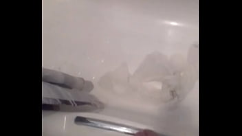 Preview 1 of Malasia Porno - Pissing piss bath