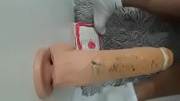 Preview 3 of Andrea Rincon Sexy - Gostoso e ficar de quatro, e ser enrabado por uma rola bem grande e grosso mas como n&atilde_o tem uma de verdade mete o consolo pra dentro.!!!!!