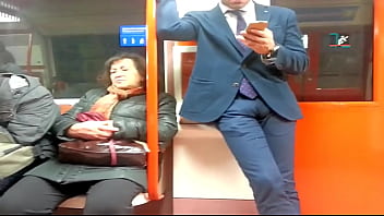 Preview 4 of Chicos Pillados Masturbandose - Bulge Suit on the Metro