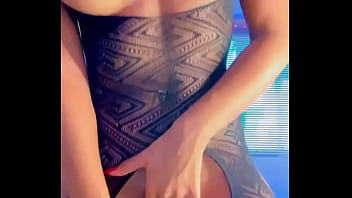 Preview 4 of Mom Flashing To Stranger - enquanto meu marido estava no banho transei com amigo dele,  sexo arriscado