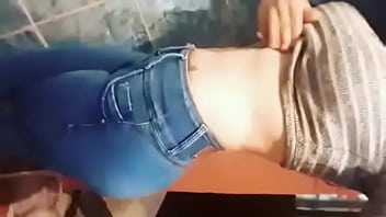 Preview 3 of Pee Holding - mexicana cuerpazo 2