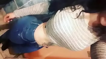 Preview 1 of Pee Holding - mexicana cuerpazo 2